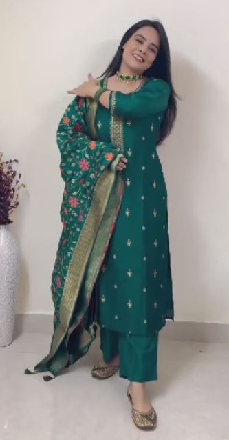 Grand Peacock Green Georgette Fancy Lace Border Salwar Suit